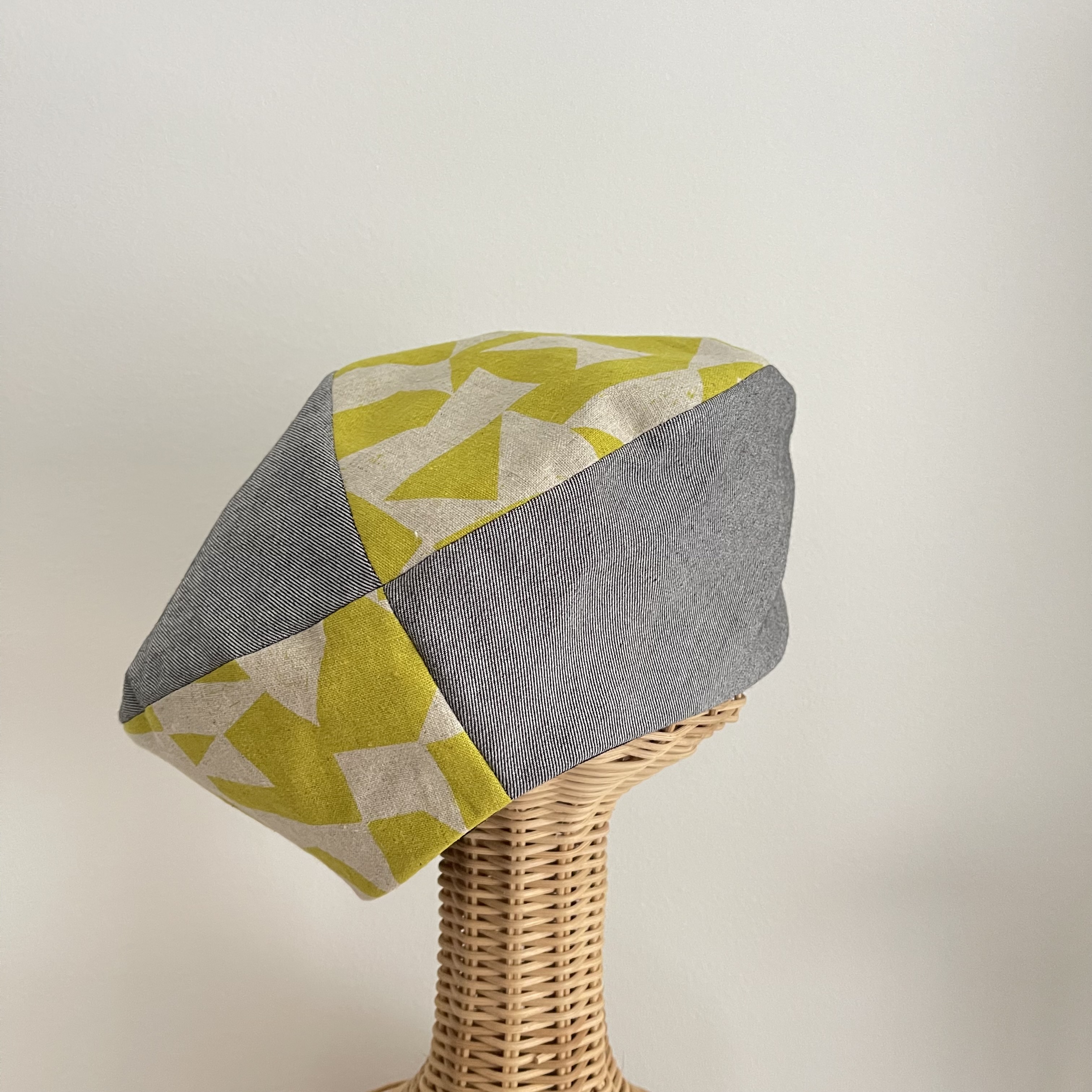 グレー×イエローベレー|ふたつの表情をたのしむ帽子